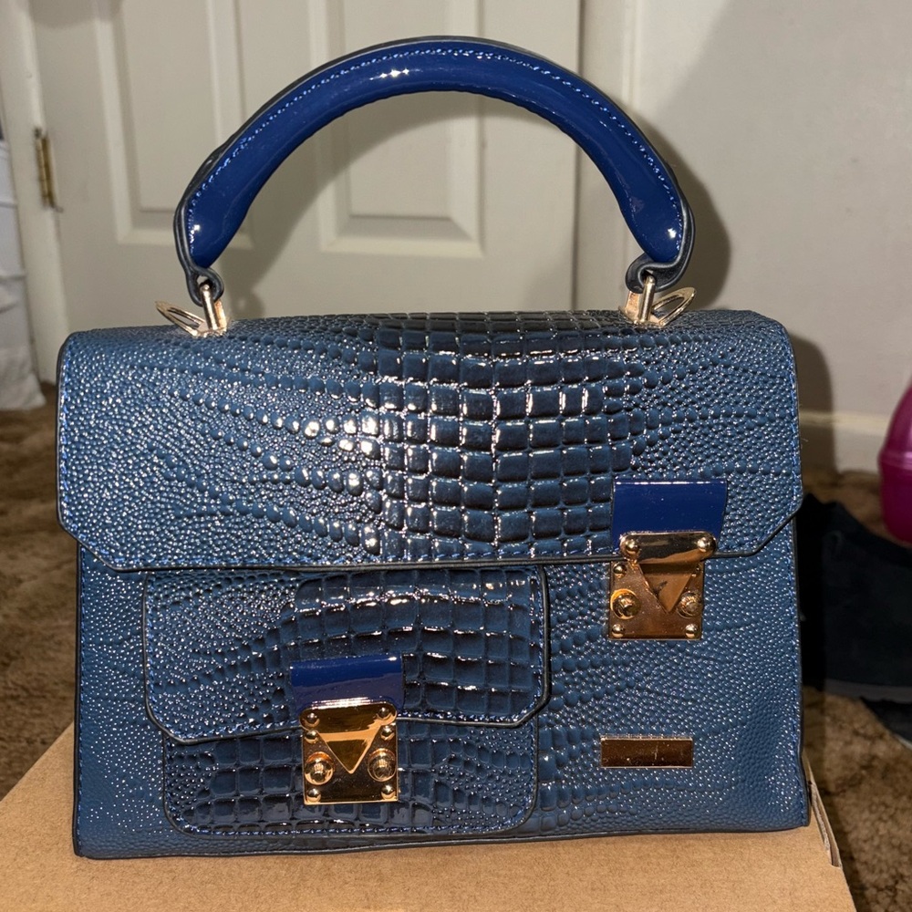 Elegant Blue Crocodile-Embossed Crossbody Purse